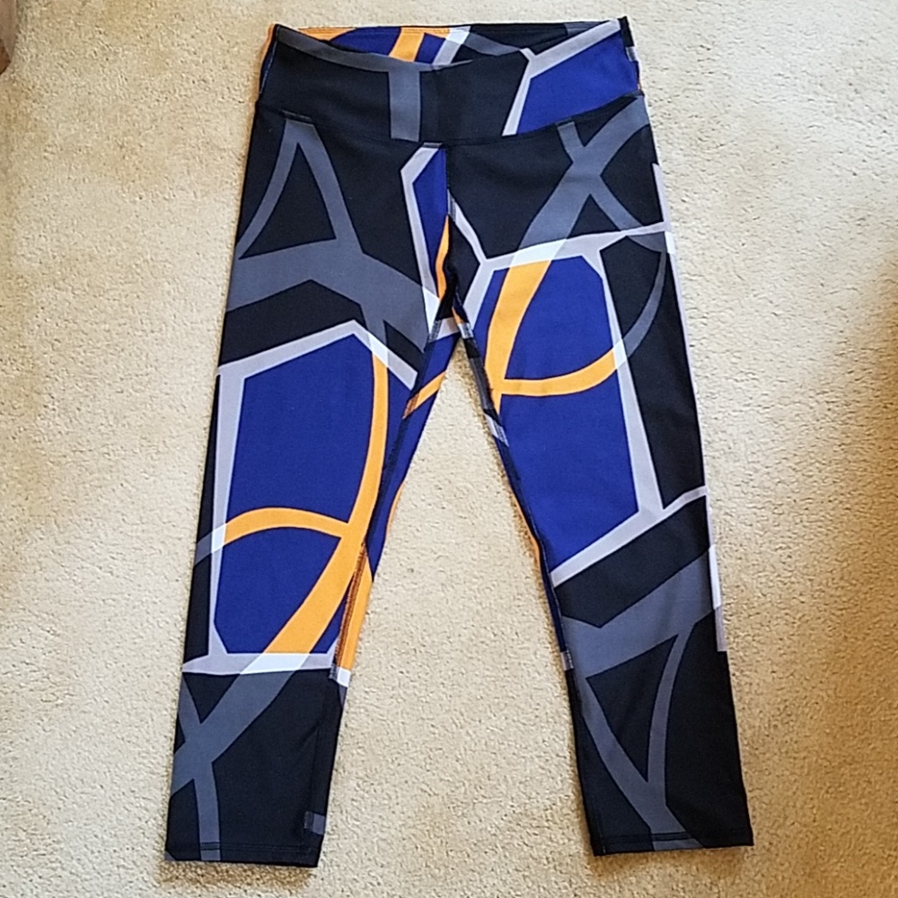 Fabletics capri abstract pattern yoga/running - Picture 2 of 6
